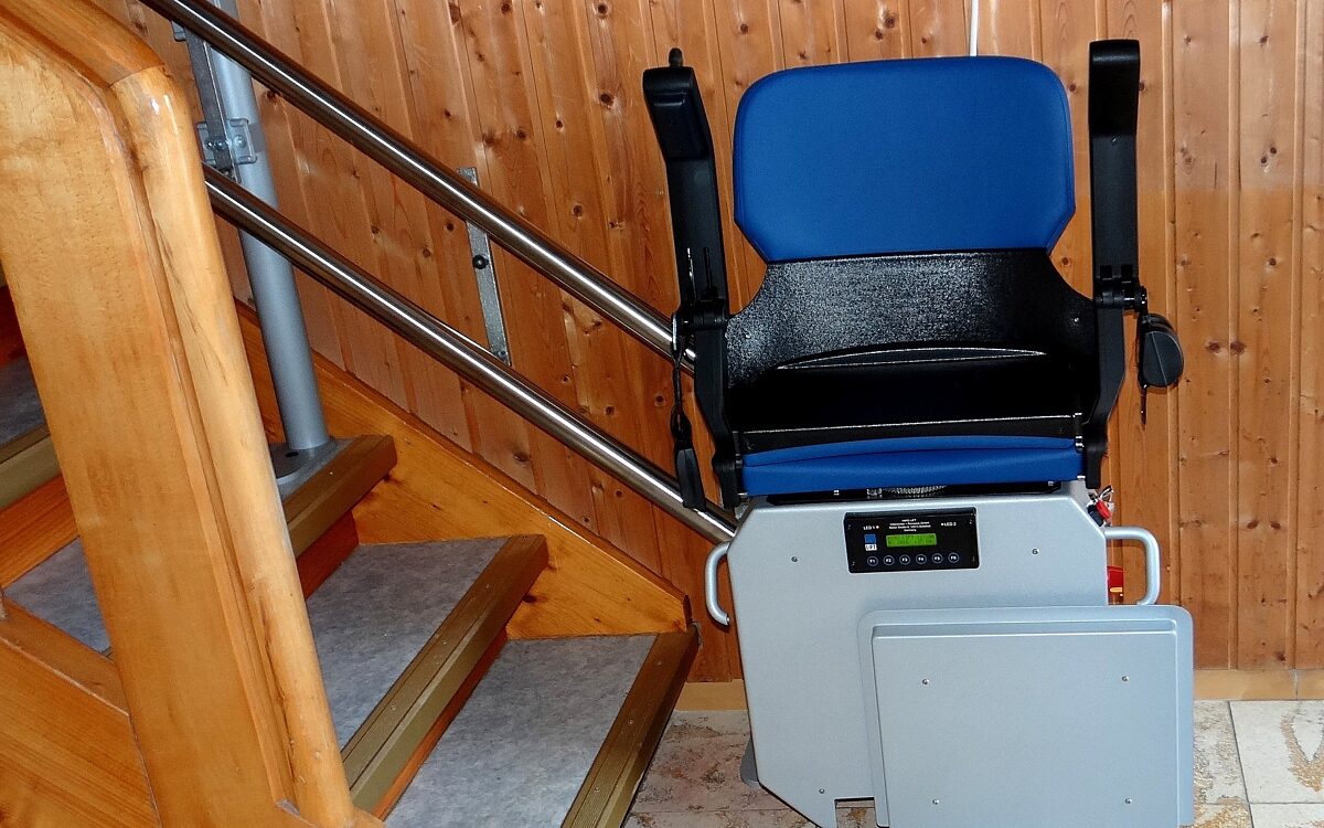 Ein Treppenlift in einer Wohnung Ein Treppenlift in einer Wohnung